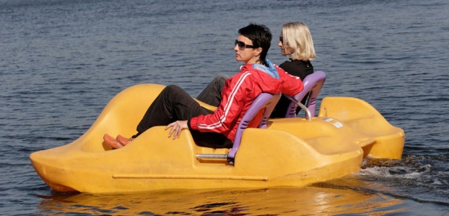 Водный велосипед катамаран. Катамаранг. Катамаран для двоих. Катамаран век прогулочный вело бриз 2м. Парусный катамаран ducky.